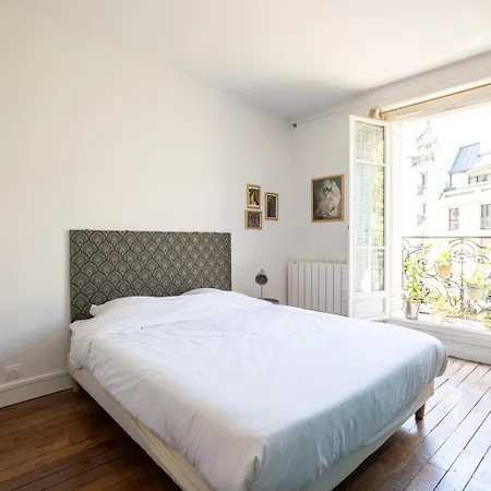 Authentic Nest Steps From Montmartre Apartment *